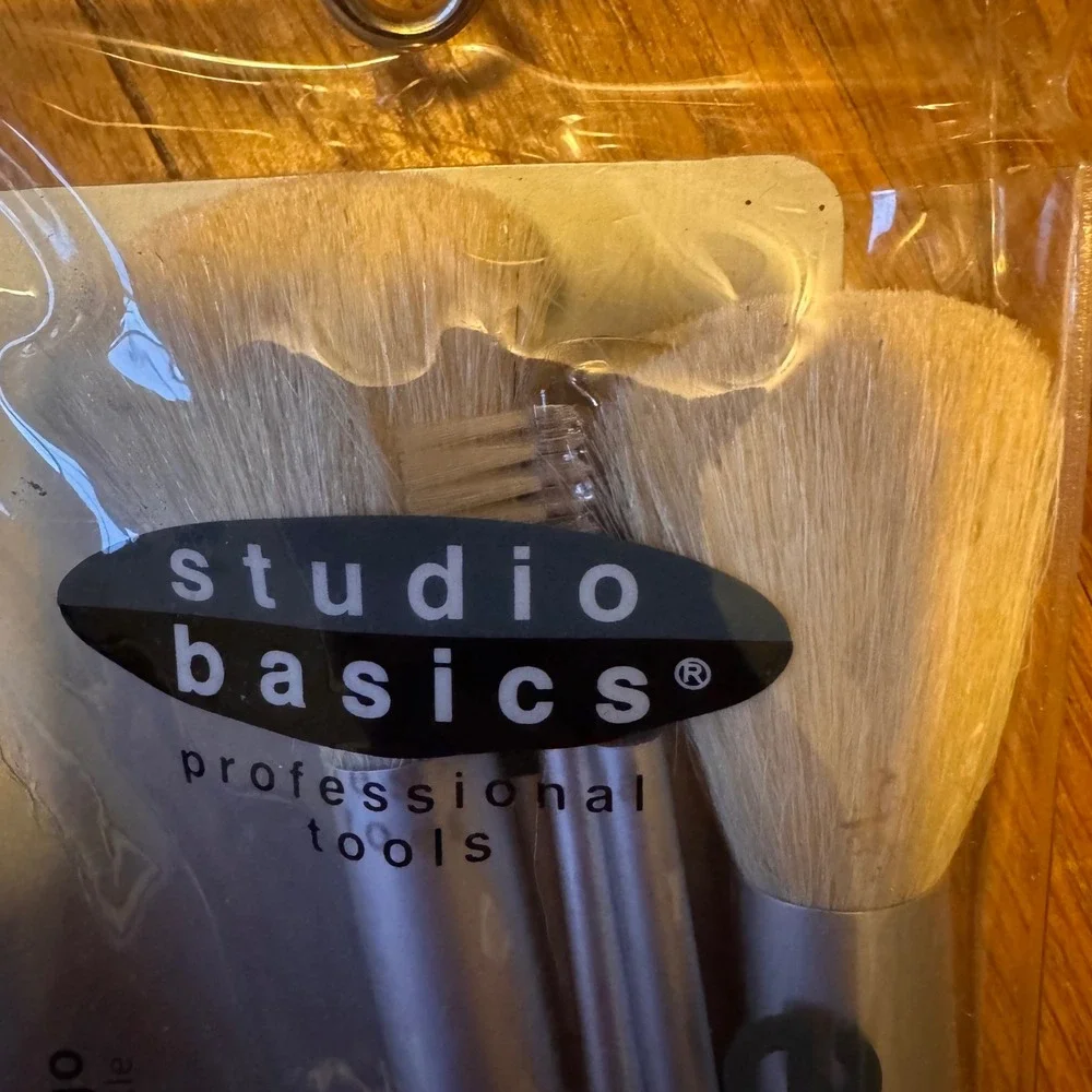 $3 BUNDLE ITEM NWT Studio Basics Brush n Go 6 Piece Travel Makeup Brush Set